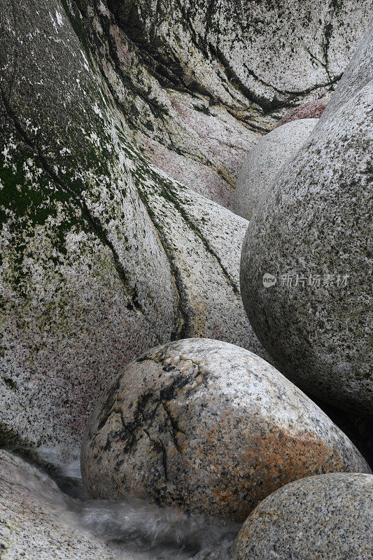 康沃尔Penwith海岸Porth Nanven的巨石